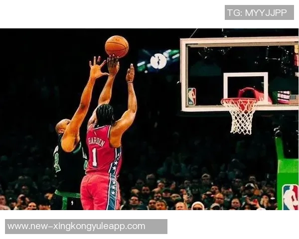 哈登半场表现出色10投6中砍下并列最高16分三分球命中率高达60无失误